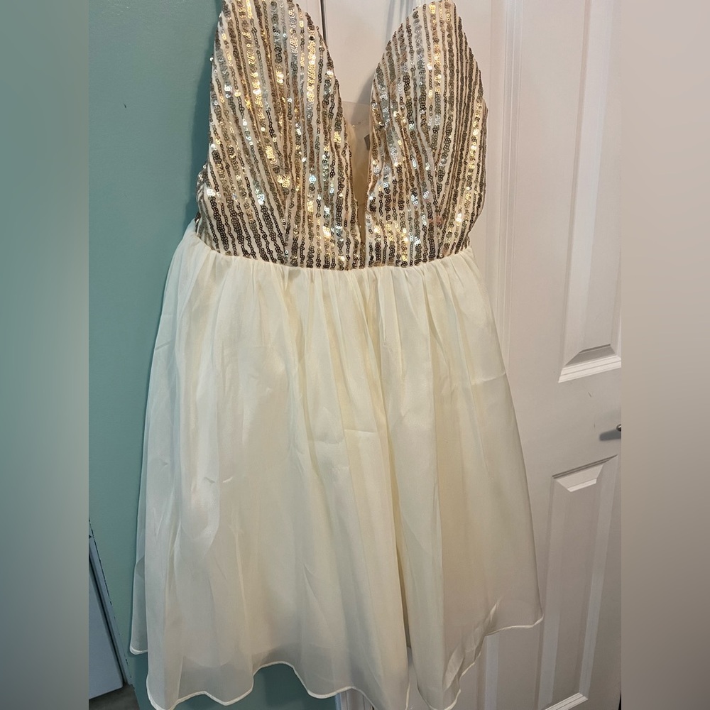 Beautiful, very comfortable spaghetti strap dress, worn once, size L.